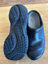 Load image into Gallery viewer, Women's Shoe Size 8 Merrell Black Shoes
