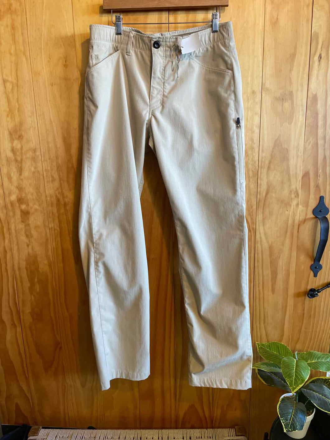 Size 34 Under Armour Men's Pants