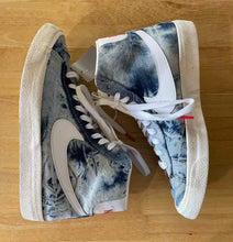 Load image into Gallery viewer, Shoe Size 9 Nike Blue Shoes
