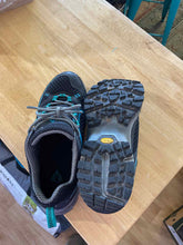 Load image into Gallery viewer, Women's Shoe Size 8 vasque Black Hiking Shoes
