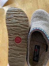 Load image into Gallery viewer, Women's Shoe Size 39 Haflinger Grey Clogs
