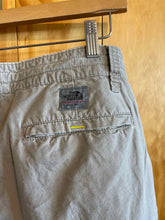 Load image into Gallery viewer, Size 38 The North Face Men's Shorts
