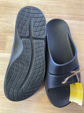 Load image into Gallery viewer, Shoe Size 11 Oofos Black Sandals
