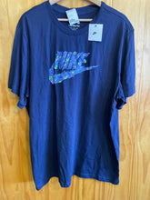 Load image into Gallery viewer, Size X-Large Nike Men's Short Sleeve Shirt
