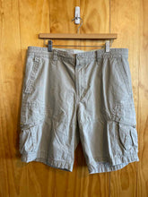 Load image into Gallery viewer, Size 38 The North Face Men's Shorts

