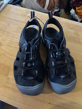Load image into Gallery viewer, Shoe Size 9 Keen Black Sandals
