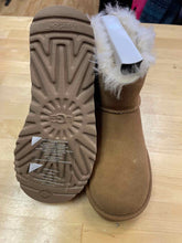 Load image into Gallery viewer, Shoe Size 5 UGG Brown Boots
