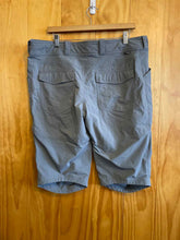 Load image into Gallery viewer, Size 16 REI Grey Women's Capris
