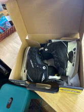 Load image into Gallery viewer, Bauer 8 Ice Skates
