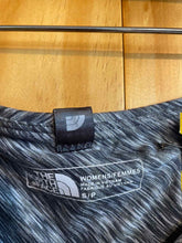 Load image into Gallery viewer, Size S The North Face Grey Skirt
