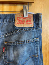 Load image into Gallery viewer, Size 34 Levi's Men's Jeans
