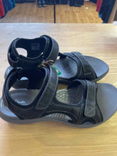 Load image into Gallery viewer, Women&#39;s Shoe Size 11 Clarks Sandals
