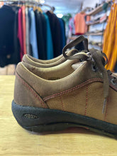 Load image into Gallery viewer, Shoe Size 8 Keen Brown Shoes
