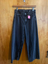 Load image into Gallery viewer, Size 6 Old Navy Black Women's Jeans
