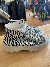 Load image into Gallery viewer, Shoe Size 9 Converse White Women&#39;s  Casual Shoes
