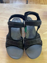 Load image into Gallery viewer, Women&#39;s Shoe Size 11 Clarks Sandals
