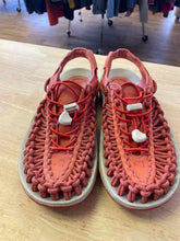 Load image into Gallery viewer, Shoe Size 7 Keen Coral Sandals
