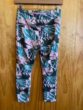 Load image into Gallery viewer, Size M Nike Pink Women's Capris
