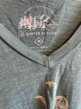 Load image into Gallery viewer, Size M United by Blue Green Women's Short Sleeve Shirt
