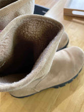 Load image into Gallery viewer, Women's Shoe Size 9 Lands End Tan Boots

