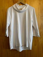 Load image into Gallery viewer, Size Medium Lands End White Women's Long Sleeve Shirt
