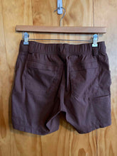 Load image into Gallery viewer, Size 6 Duluth Trading Brown Women's Capris
