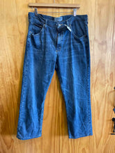 Load image into Gallery viewer, Size 34 Wrangler Men&#39;s Jeans
