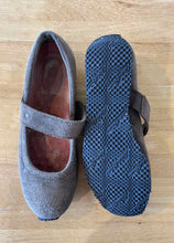 Load image into Gallery viewer, Women&#39;s Shoe Size 8 Eddie Bauer Brown Casual Shoes
