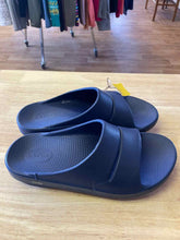 Load image into Gallery viewer, Shoe Size 11 Oofos Navy Sandals
