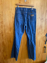 Load image into Gallery viewer, Size 33 Wrangler Blue Women&#39;s Jeans
