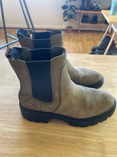 Load image into Gallery viewer, Women's Shoe Size 7.5 Timberland Brown Boots
