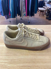 Load image into Gallery viewer, 9 Nike Men's Shoes
