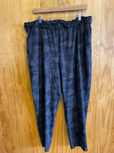 Load image into Gallery viewer, Size 16 Lululemon Black Print Women&#39;s Pants
