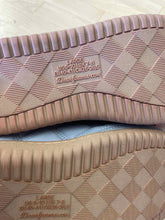 Load image into Gallery viewer, Women's DearFoams Gray Slippers

