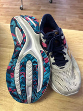Load image into Gallery viewer, Shoe Size 8.5 Saucony Grey Running Shoes
