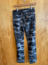 Load image into Gallery viewer, Size S Duluth Trading Camo Women&#39;s Leggings
