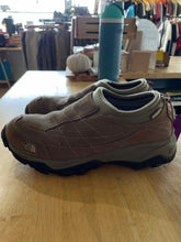 Load image into Gallery viewer, Shoe Size 7 The North Face Brown Shoes
