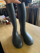 Load image into Gallery viewer, Shoe Size 9 EveryWear Grey Rain Boots

