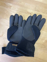 Load image into Gallery viewer, Stearns Gloves
