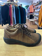 Load image into Gallery viewer, Shoe Size 8 Keen Brown Shoes
