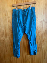 Load image into Gallery viewer, Size M Duluth Trading Aqua Women's Leggings
