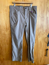 Load image into Gallery viewer, Size 36 Orvis Men's Pants
