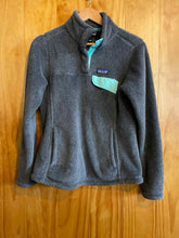 Load image into Gallery viewer, Size Small Patagonia Grey Women's Fleece Sweatshirt
