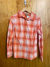 Load image into Gallery viewer, Size M Duluth Trading Salmon Women&#39;s Flannel
