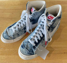 Load image into Gallery viewer, Shoe Size 9 Nike Blue Shoes
