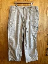 Load image into Gallery viewer, Size 42 Carhartt Men's Pants
