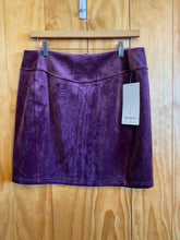 Load image into Gallery viewer, Size L Lululemon Wine Skirt
