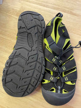 Load image into Gallery viewer, Shoe Size 6 Keen Black Sandals
