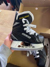 Load image into Gallery viewer, Bauer 10 Ice Skates
