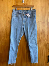 Load image into Gallery viewer, Size 29 Levi Denim Women's Jeans
